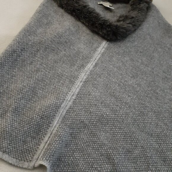 Fratelli Talli Gray Faux Fur Collar Wool Alpaca Knit Poncho - Picture 5 of 8